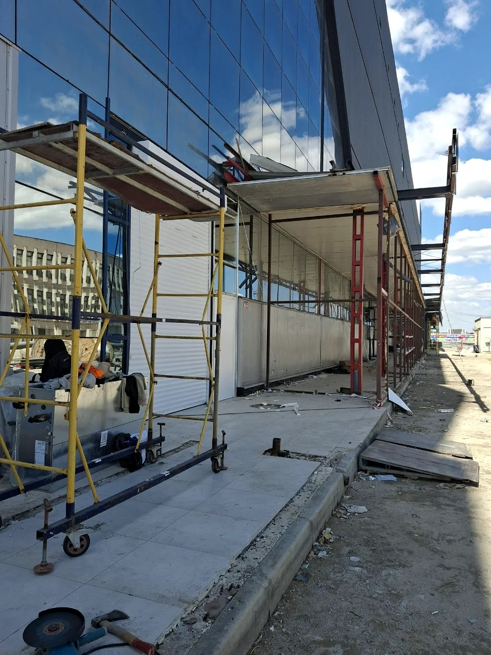Structură exterioară în timpul lucrărilor de demolare Port Mall
