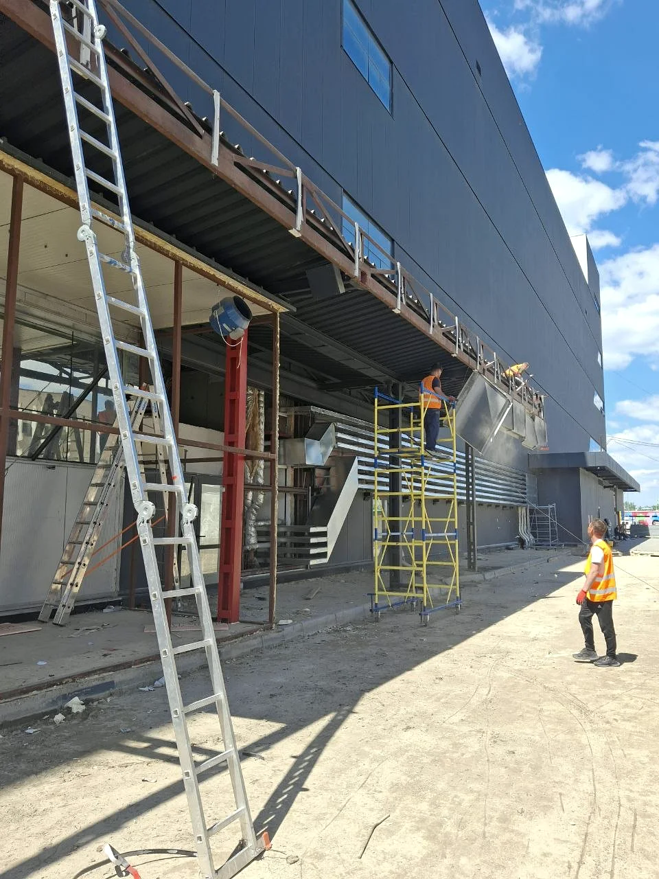 Demontarea elementelor exterioare la Port Mall