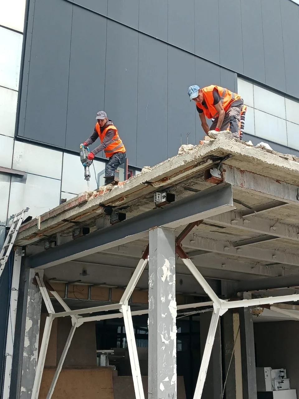 Echipa Condr Grup demolează un acoperiș din beton la Port Mall