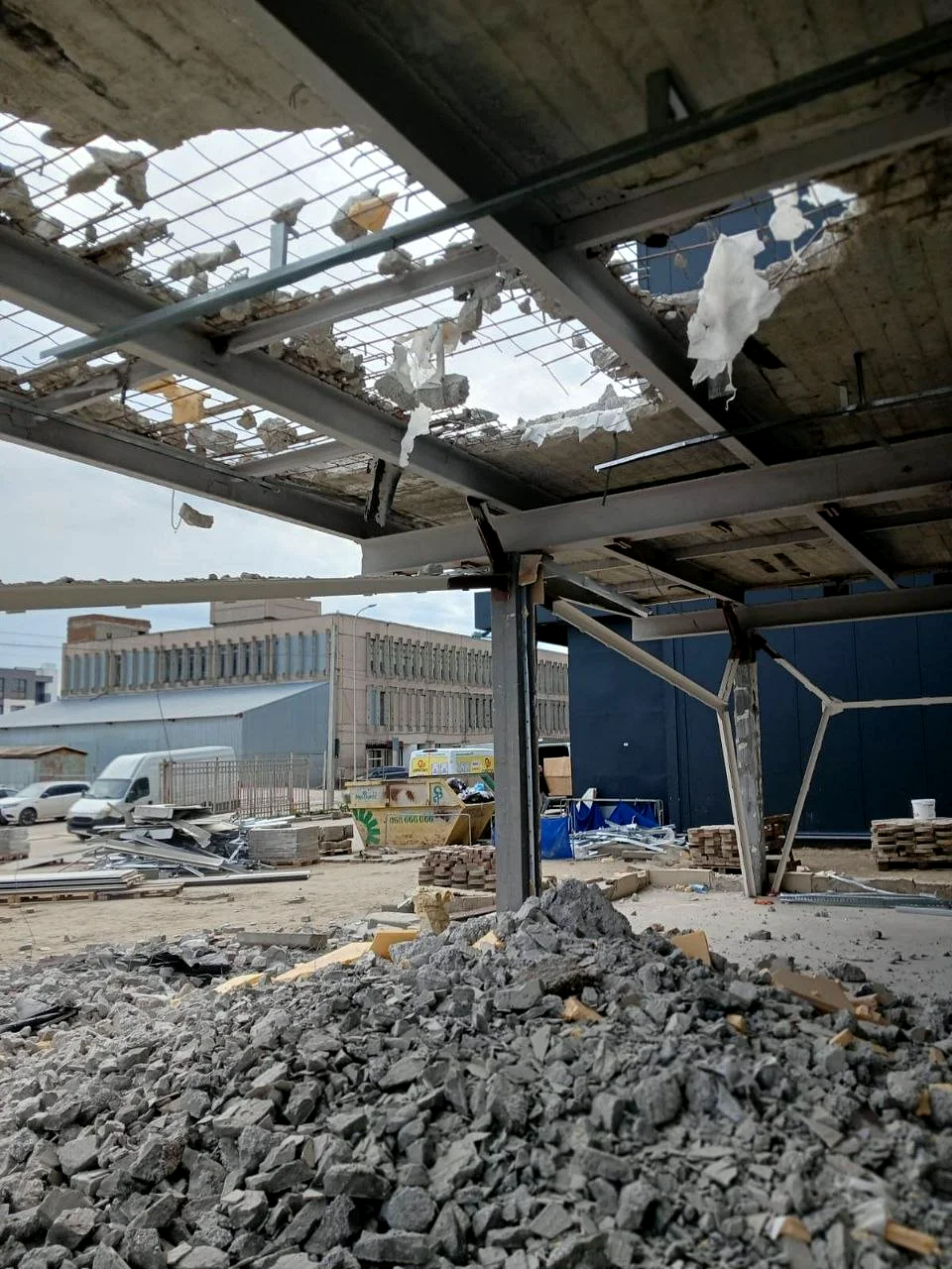 Lucrări manuale de demolare a betonului la Port Mall
